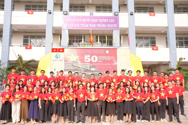 Trường thpt phong phú rực rỡ sắc đỏ cờ nước - chào mừng ngày giải phóng miền nam, thống nhất đất nước (30/4/1975 - 30/4/2025)