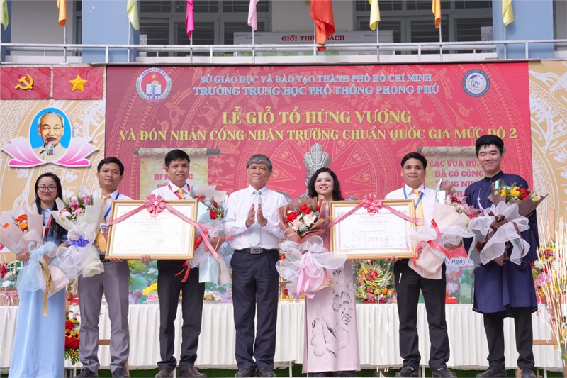 Lễ giỗ tổ hùng vương và lễ đón nhận bằng công nhận trường thpt phong phú đạt chuẩn quốc gia mức độ 2