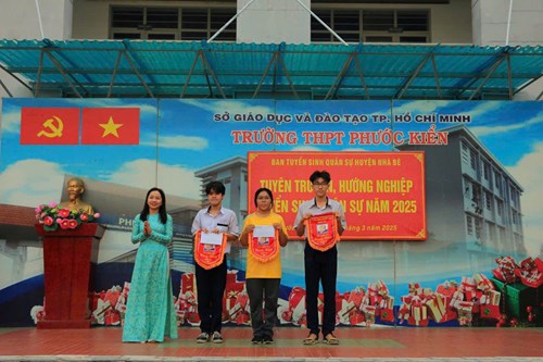 Sinh hoạt dưới cờ tuần 30 - chuyên đề: tuyên truyền, hướng nghiệp tuyển sinh quân sự năm 2025