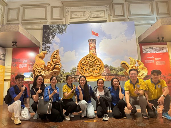 Hoạt động về nguồn đến Bảo tàng thành phố Hồ Chí Minh của chi đoàn giáo viên