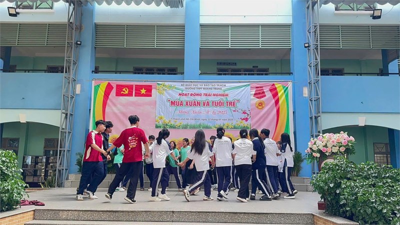 Hoạt động trải nghiệm với chủ đề “Mùa Xuân và tuổi trẻ” – Mừng Xuân Ất Tỵ 2025