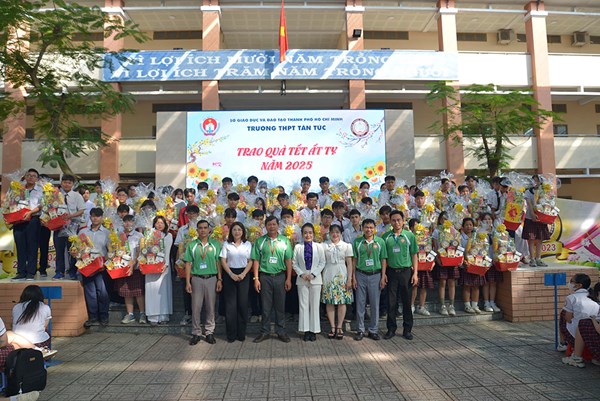 Lễ tuyên dương, tặng quà tết cho học sinh học kì I năm học 2024 – 2025