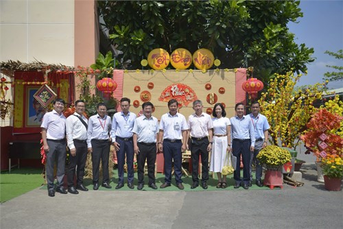 Đoàn công tác của Sở Giáo dục và Đào tạo đến thăm và chúc Tết trường THPT Tân Túc nhân dịp đầu xuân Ất Tỵ 2025.