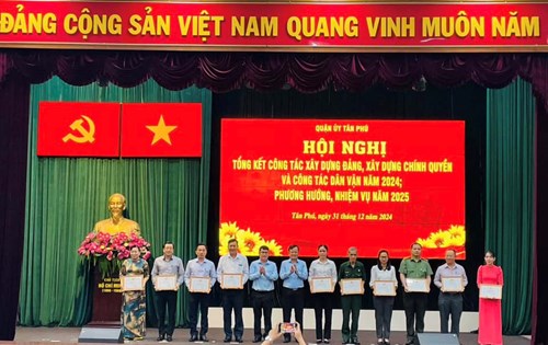 Chi bộ Trường THPT Tây Thạnh hoàn thành xuất sắc nhiệm vụ năm 2024
