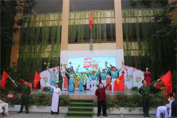 50 năm sơn hà một dải; Hồ Chí Minh - Sáng mãi tên Người
