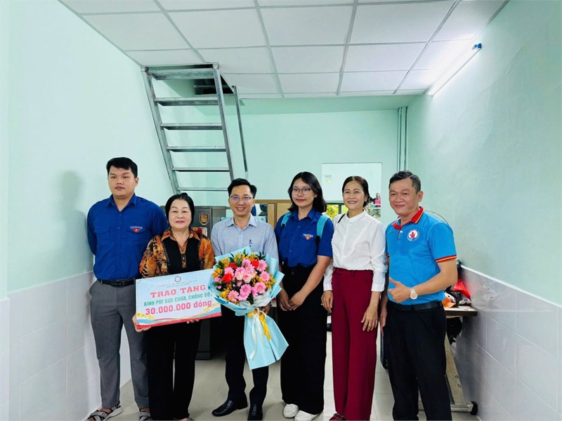Chi bộ trường THPT Tây Thạnh chung tay xoá nhà tạm, nhà dột nát trên địa bàn phường Hoà Thạnh, quận Tân Phú