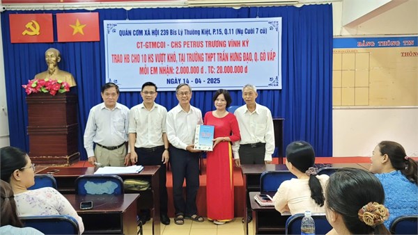 Trao học bổng cho học sinh vượt khó