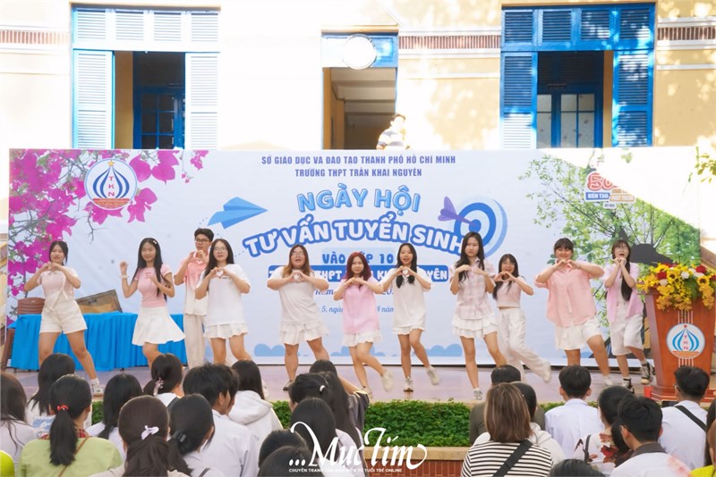 Đến Trường THPT Trần Khai Nguyên nghe tư vấn tuyển sinh, teen THCS thích mê sân chơi câu lạc bộ đầy màu sắc