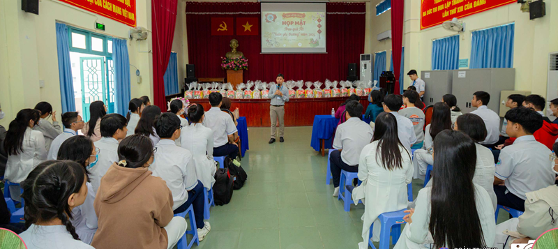 Trường THPT Trần Phú phối hợp với Ban Đại diện cha mẹ học sinh trao quà tết xuân Ất Tỵ 2025 cho học sinh có tinh thần vượt khó