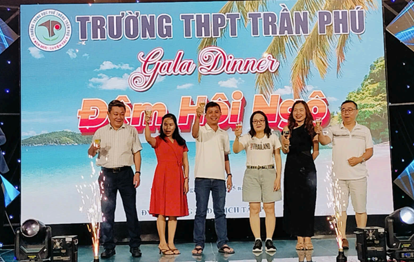 Cán bộ, giáo viên, nhân viên trường THPT Trần Phú tham quan hè 2025