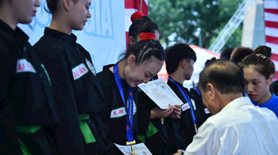 <a href="/tin-tuc/tuyen-duong-va-chuc-mung-em-van-thi-ngoc-anh-hoc-sinh-lop-10c16-dat-thanh-tich/ct/96417/532883">Tuyên dương và chúc mừng em Văn Thị Ngọc Anh,<span class=bacham>...</span></a>