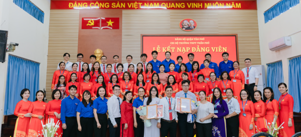 Lễ Kết nạp đảng viên cho 2 đoàn viên học sinh ưu tú