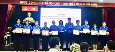 <a href="/chi-doan-giao-vien/chuc-mung-dong-chi-chu-thi-kim-huong-da-co-thanh-tich-xuat-sac-trong-hoc-tap-va/ct/91697/529675">Chúc mừng đồng chí Chu Thị Kim Hương đã có<span class=bacham>...</span></a>