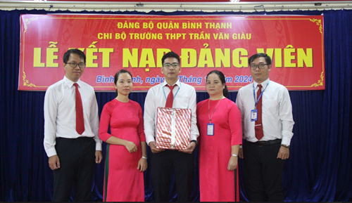 Lễ kết nạp Đảng viên mới cho quần chúng Nguyễn Trường Thi  - Tổ trưởng tổ Sử - Quốc phòng