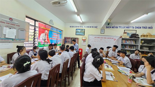 Tiết học thư viện môn Tiếng Anh chào mừng 50 năm Ngày Giải phóng miền Nam, thống nhất đất nước (30/4/1975 – 30/4/2025) và Ngày Sách Việt Nam 21/4