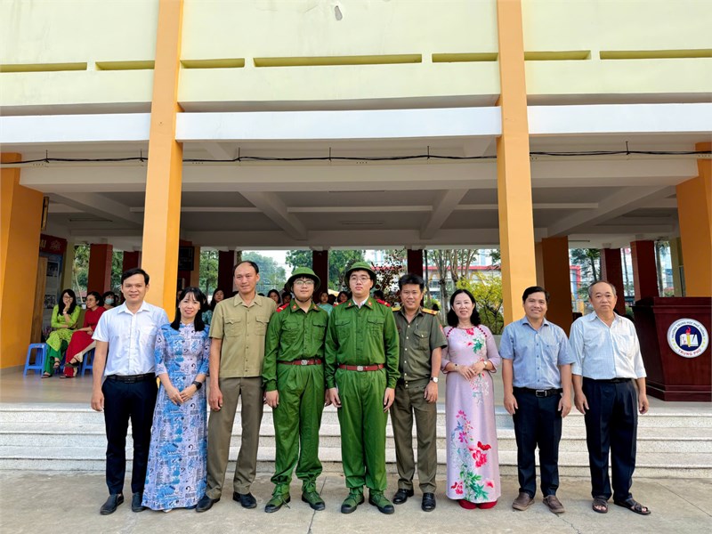 Tuyên dương học sinh đạt giải trong Hội thao Quốc phòng - An ninh năm học 2024 - 2025