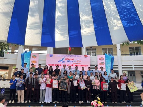 Hội chợ Ẩm thực chủ đề  Hương vị quê hương  năm học 2024-2025