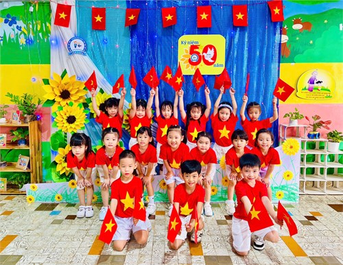 [Trường phổ thông Văn Lang] HỌC SINH MẪU GIÁO VĂN LANG ĐỒNG DIỄN “NHƯ CÓ BÁC TRONG NGÀY VUI ĐẠI THẮNG” CHÀO MỪNG 50 NĂM GIẢI PHÓNG MIỀN NAM