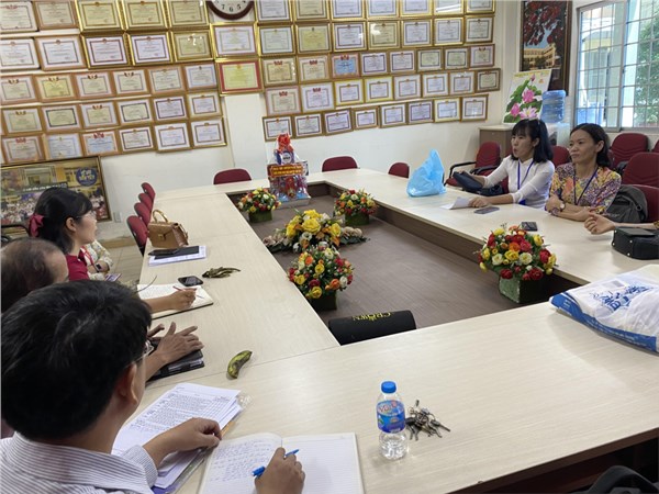 Họp tổ Lịch sử: đổi mới SHCM theo hướng NCBH (2023 - 24)