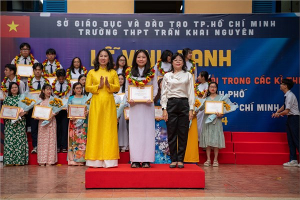 VINH DANH GIÁO VIÊN HƯỚNG DẪN VÀ HỌC SINH ĐẠT GIẢI CAO TRONG KỲ THI HỌC SINH GIỎI LỚP 12 CẤP THÀNH PHỐ NĂM HỌC 2023-2024