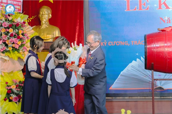 Học sinh tặng hoa cho HĐT